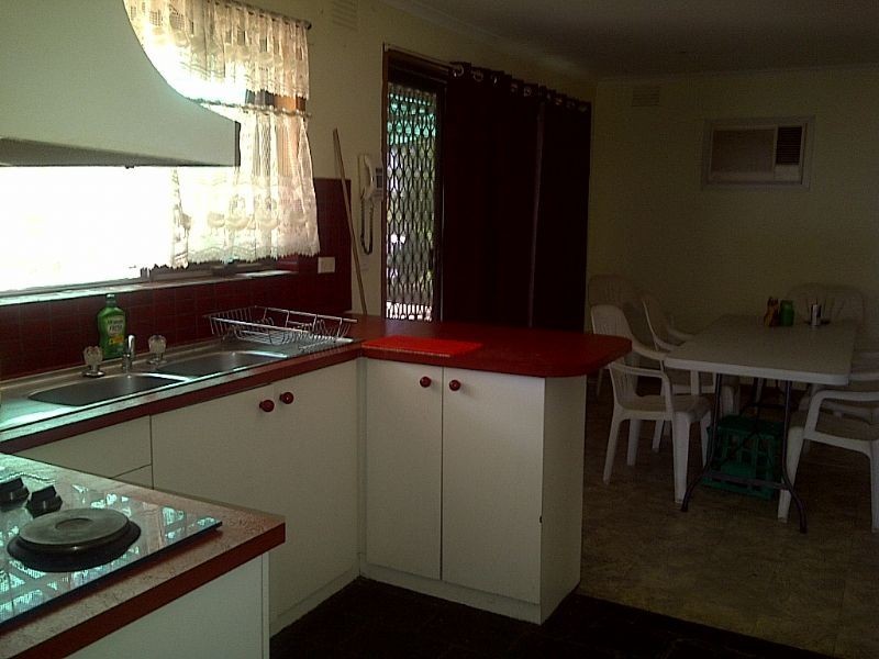 4 TREMAINE AVENUE, Kings Park VIC 3021