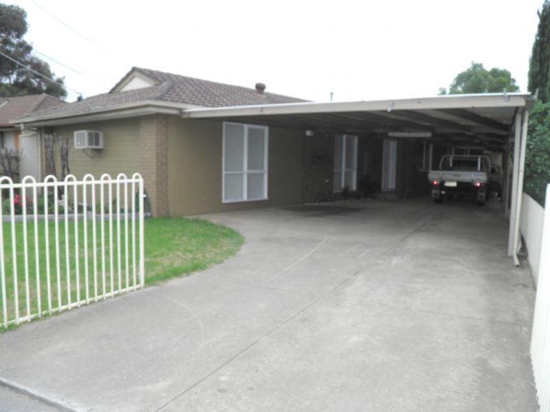 38 Camelot Drive, St Albans VIC 3021