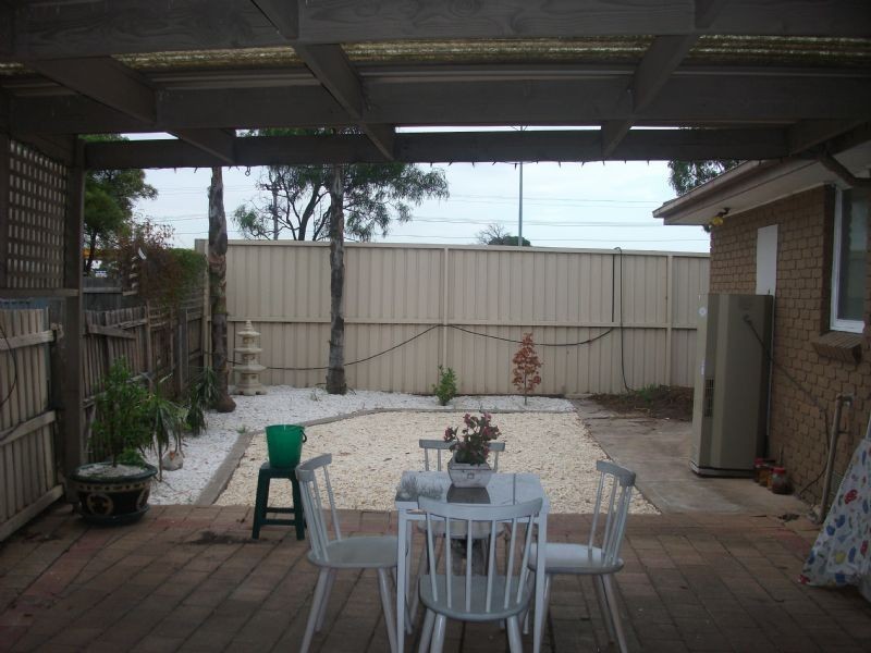 38 Camelot Drive, St Albans VIC 3021