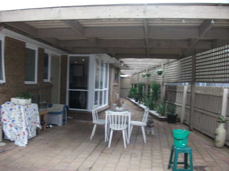 38 Camelot Drive, St Albans VIC 3021