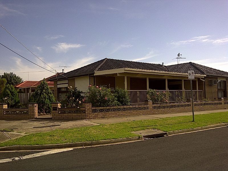 22 DOUGLAS AVENUE, St Albans VIC 3021