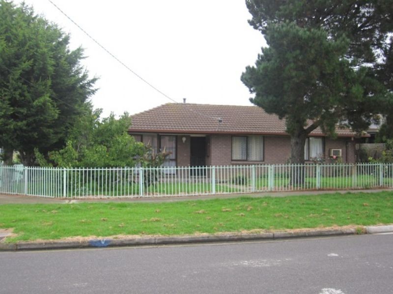 18 Gladstone Street, St Albans VIC 3021