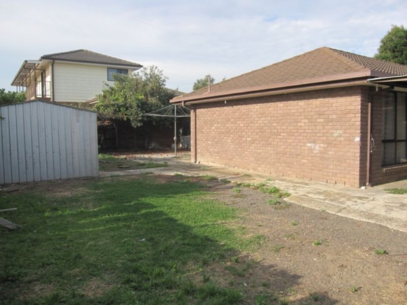 18 Gladstone Street, St Albans VIC 3021