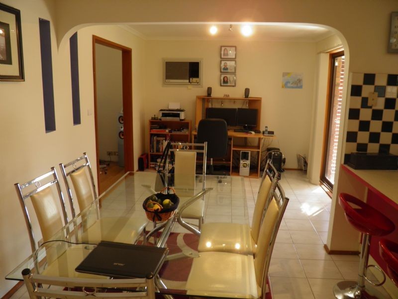 8 Falcon Walk, Kings Park VIC 3021