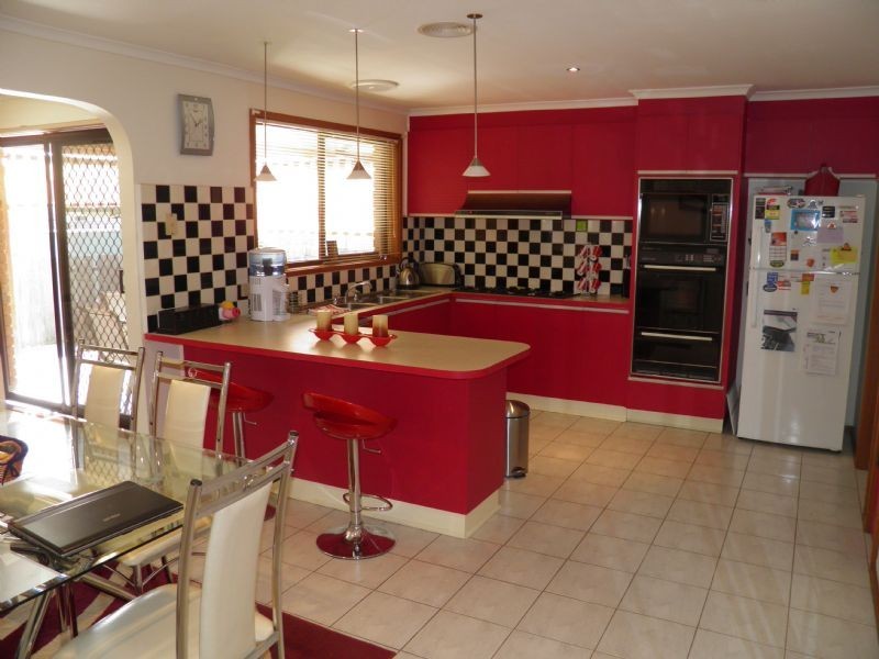 8 Falcon Walk, Kings Park VIC 3021