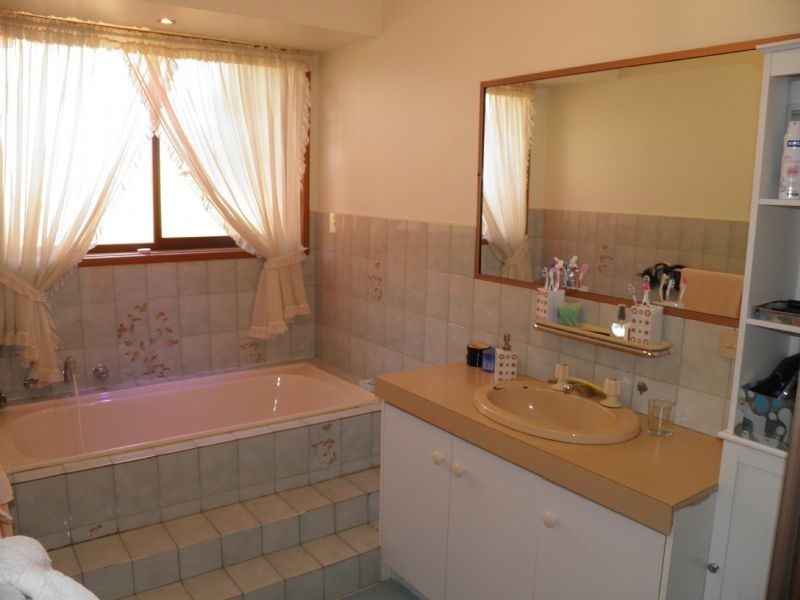 8 Falcon Walk, Kings Park VIC 3021