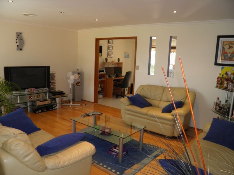 8 Falcon Walk, Kings Park VIC 3021