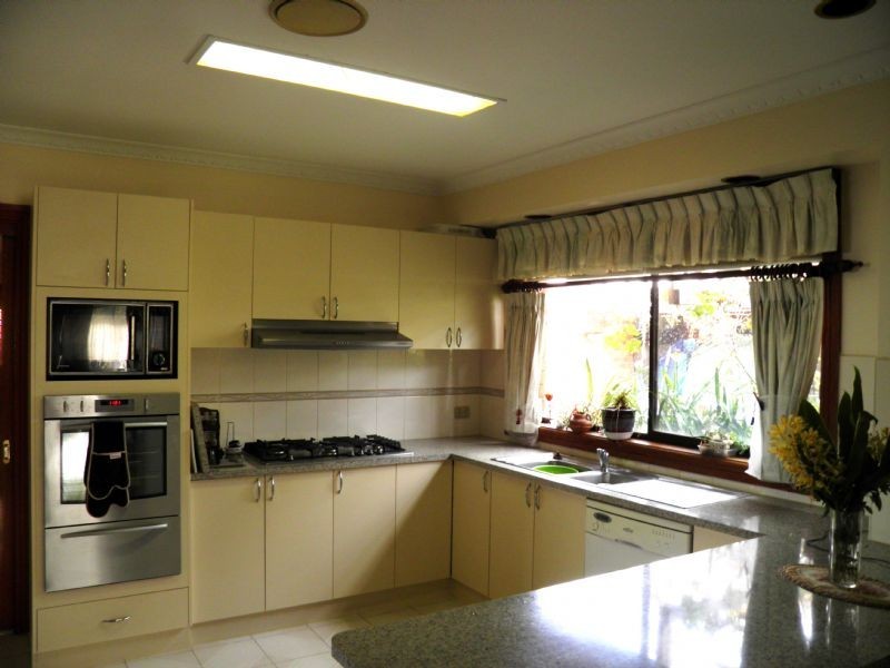 10 Shakespeare Drive, Delahey VIC 3037
