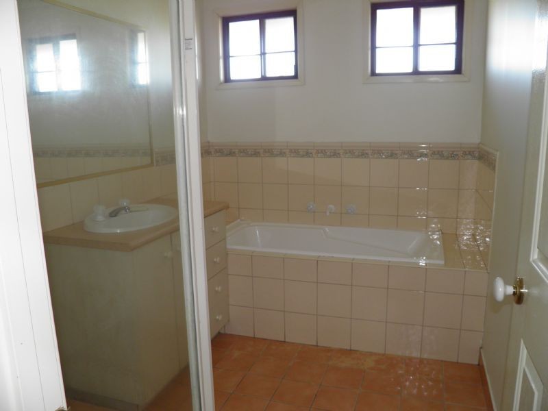 11  BERTHON STREET, Sydenham VIC 3037