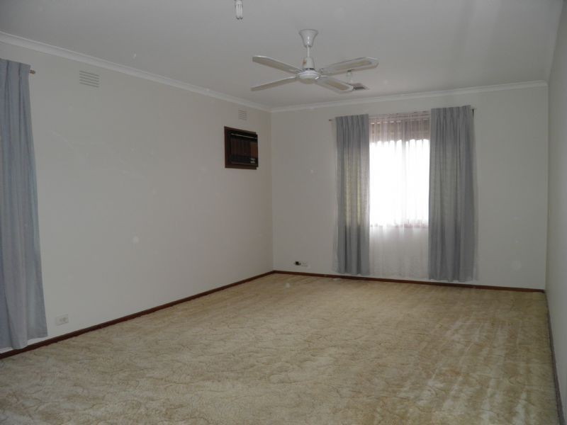 10 GUEST AVENUE, St Albans VIC 3021