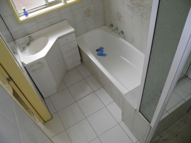 10 GUEST AVENUE, St Albans VIC 3021