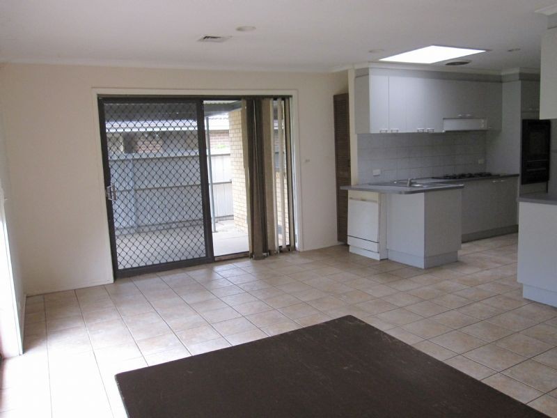 4 LEE STREET, St Albans VIC 3021