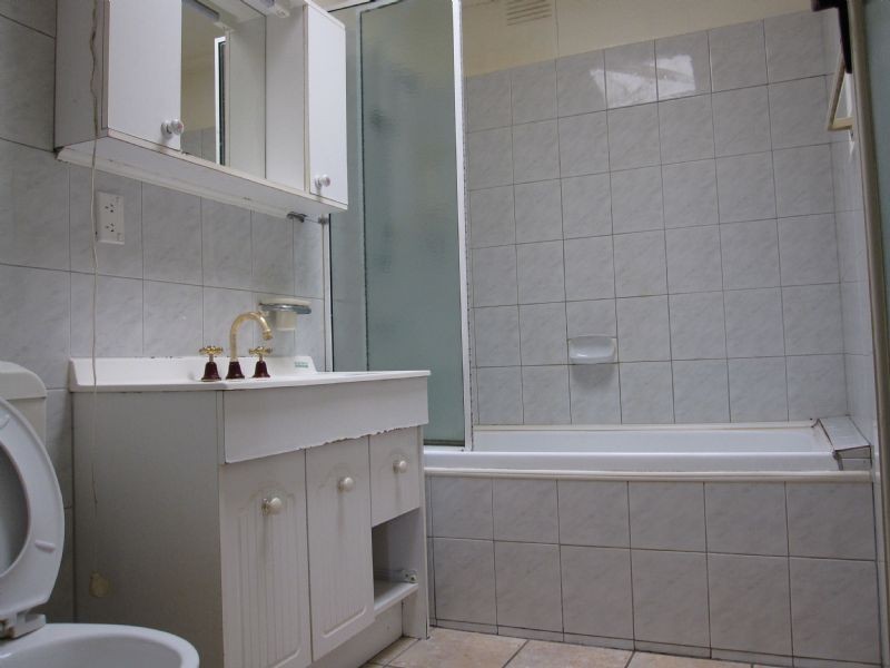 4 LEE STREET, St Albans VIC 3021