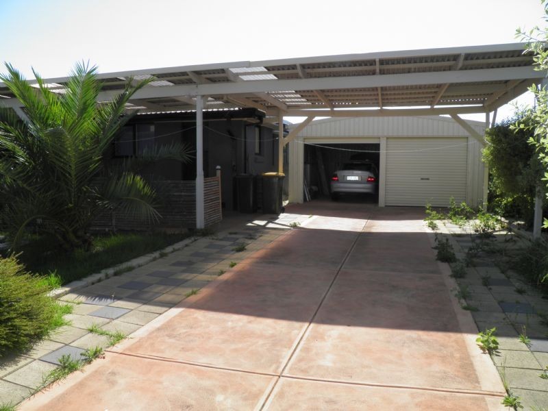 32 GILLESPIE ROAD, St Albans VIC 3021