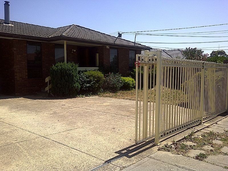 4 TREMAINE AVENUE, St Albans VIC 3021