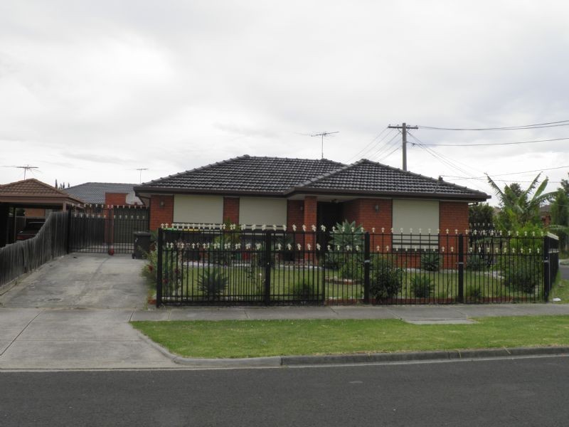 10 KINGDOM AVENUE, St Albans VIC 3021