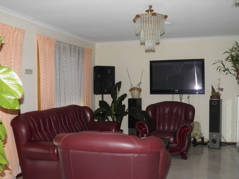 10 KINGDOM AVENUE, St Albans VIC 3021