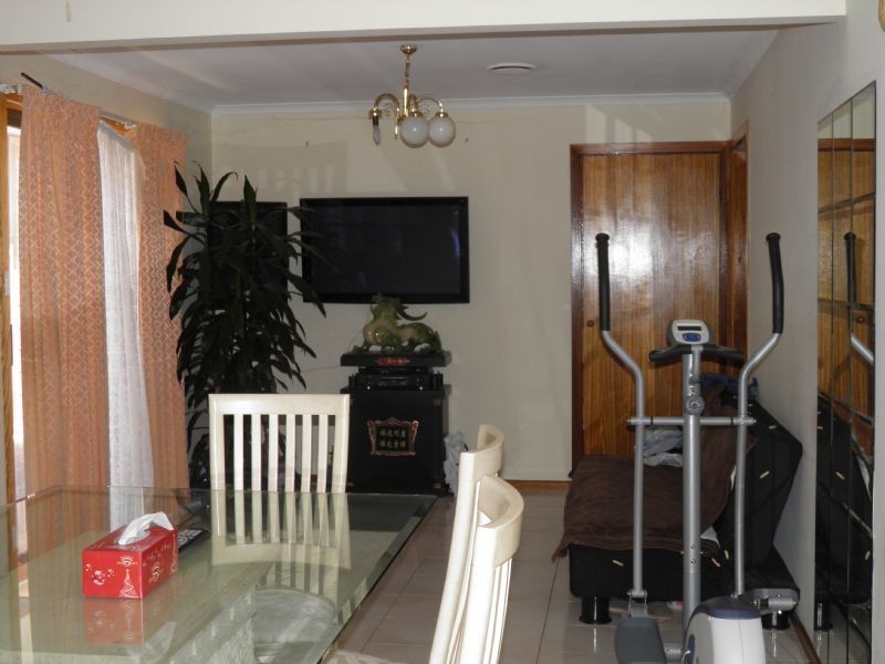 10 KINGDOM AVENUE, St Albans VIC 3021