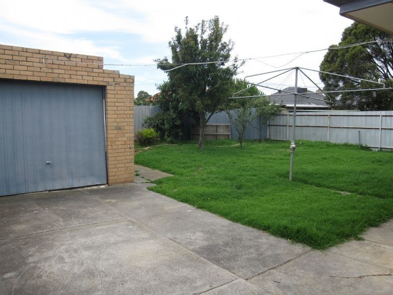 4 LEE STREET, St Albans VIC 3021
