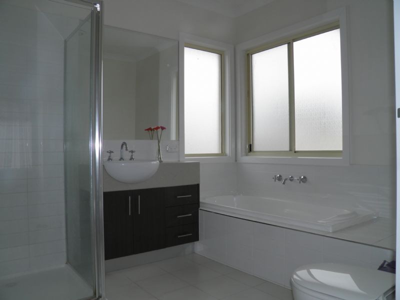 2/44 HELEN STREET, St Albans VIC 3021