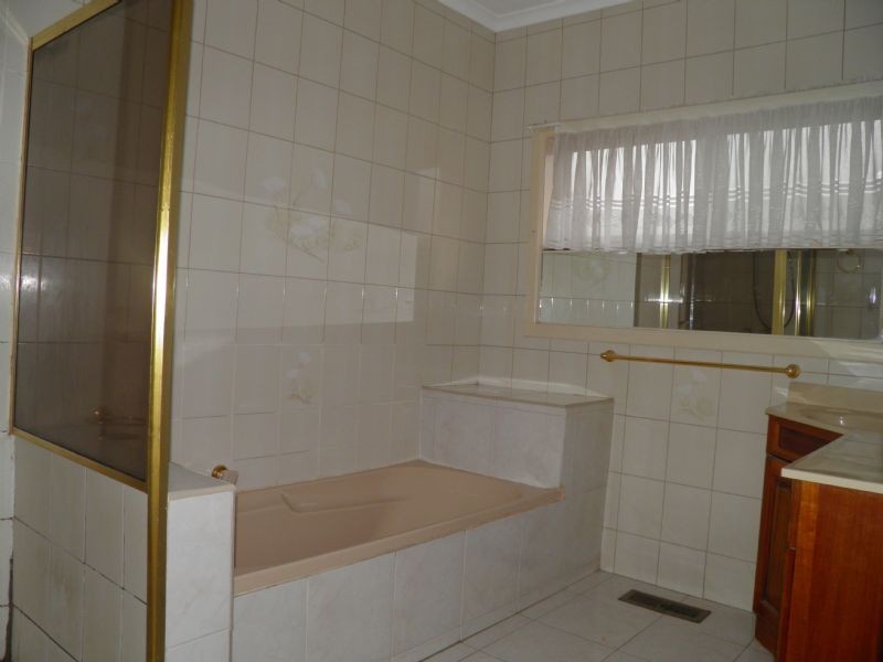 28 Chelmsford Crescent, St Albans VIC 3021