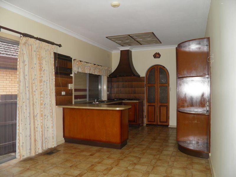 28 Chelmsford Crescent, St Albans VIC 3021