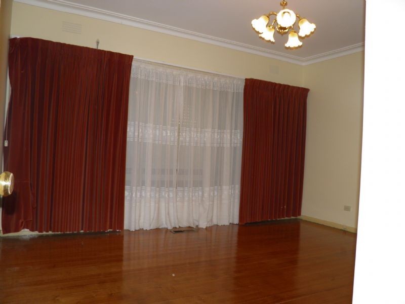 28 Chelmsford Crescent, St Albans VIC 3021