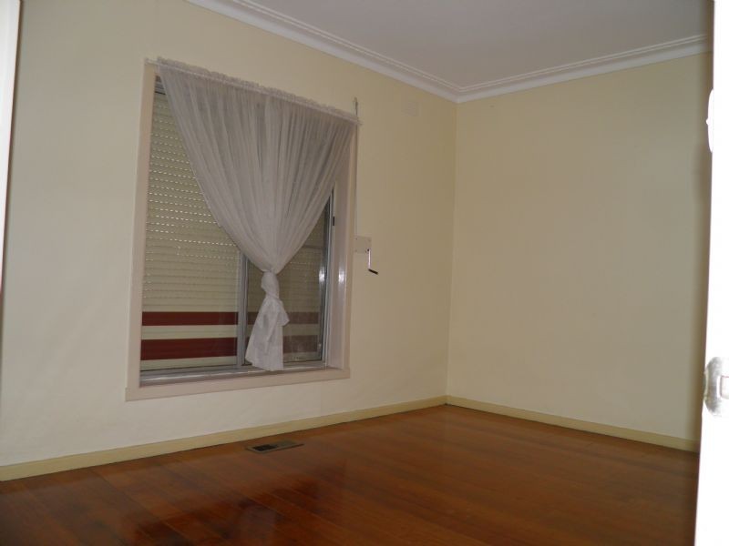 28 Chelmsford Crescent, St Albans VIC 3021