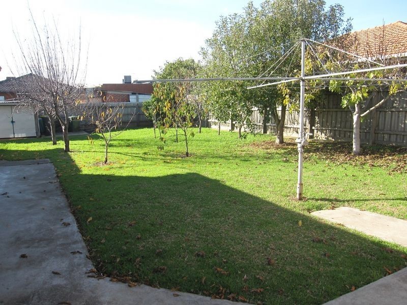 18 Thomas Street, St Albans VIC 3021