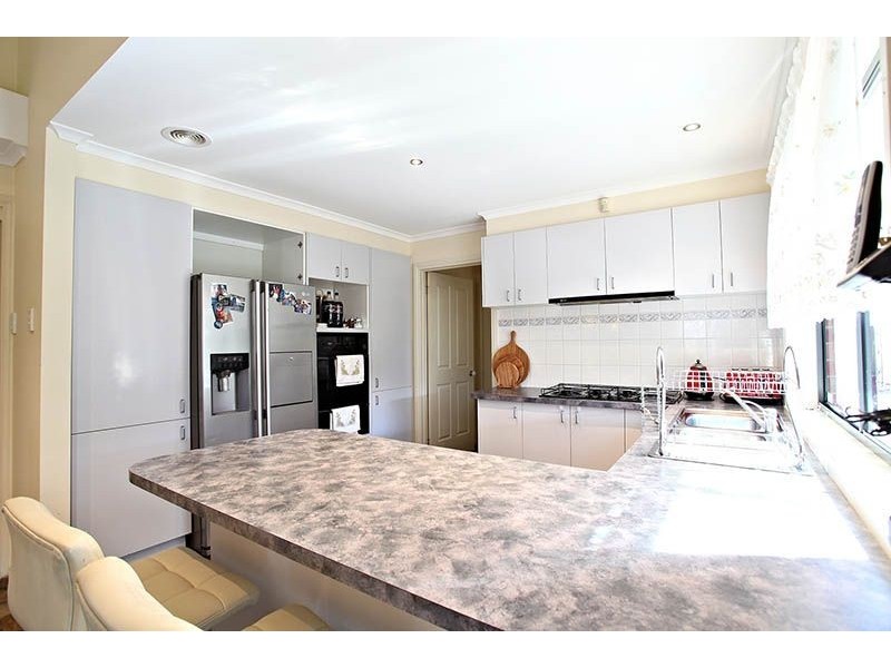 2/10 Plath Close, Delahey VIC 3037