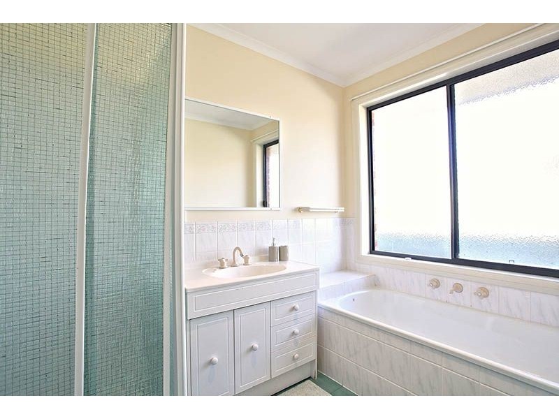 2/10 Plath Close, Delahey VIC 3037