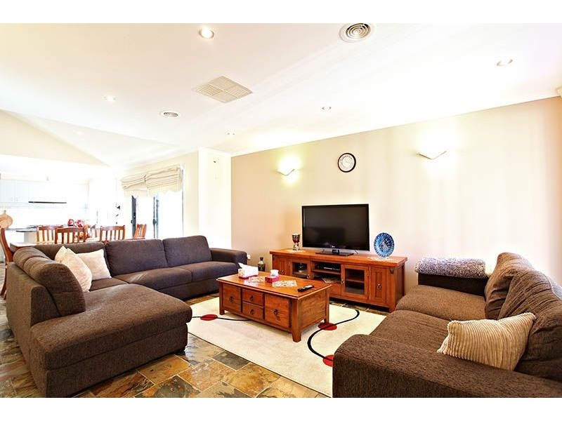 2/10 Plath Close, Delahey VIC 3037