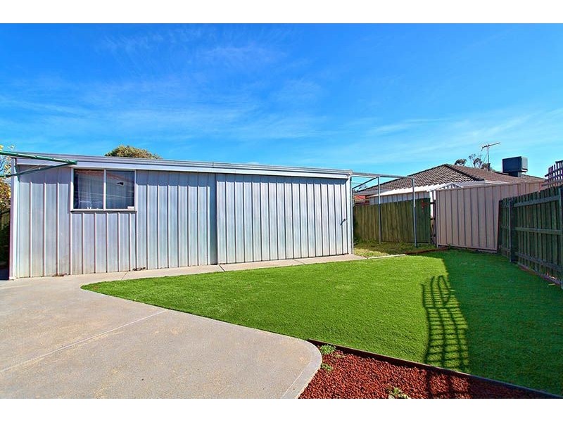 2/10 Plath Close, Delahey VIC 3037