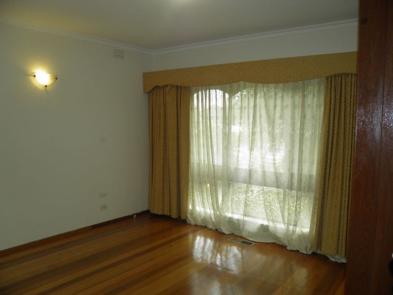 8 Swansea PDE, St Albans VIC 3021