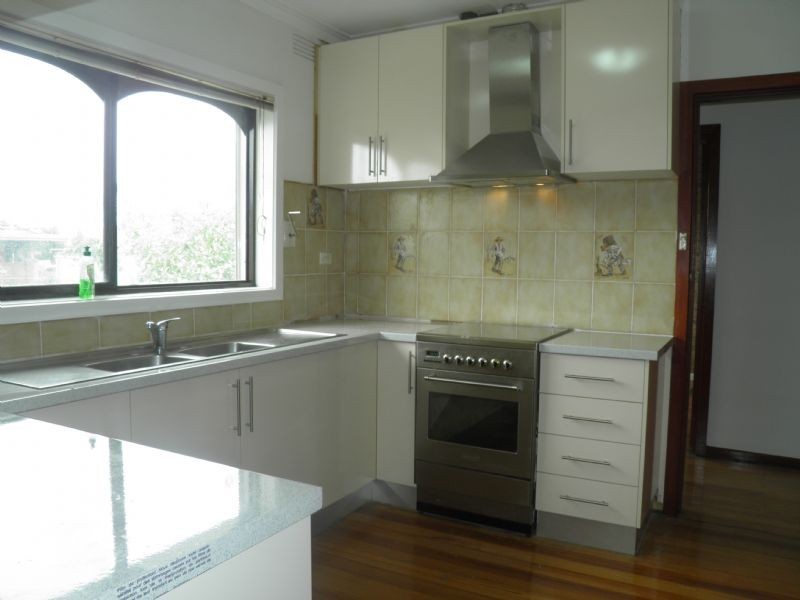 8 Swansea PDE, St Albans VIC 3021
