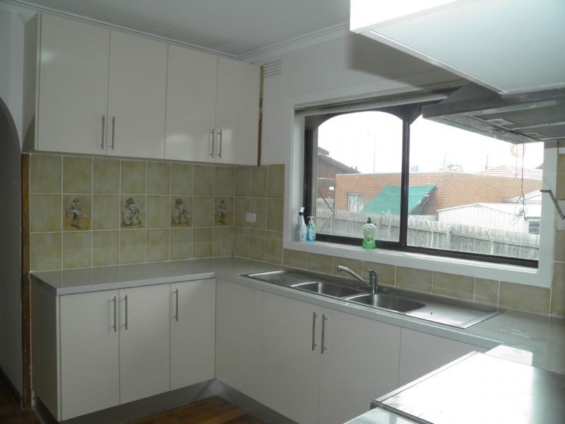 8 Swansea PDE, St Albans VIC 3021