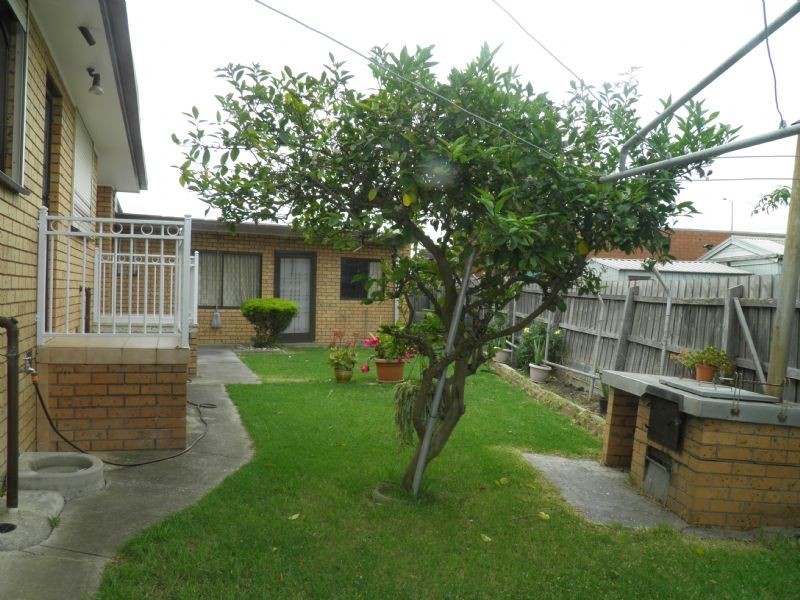 8 Swansea PDE, St Albans VIC 3021