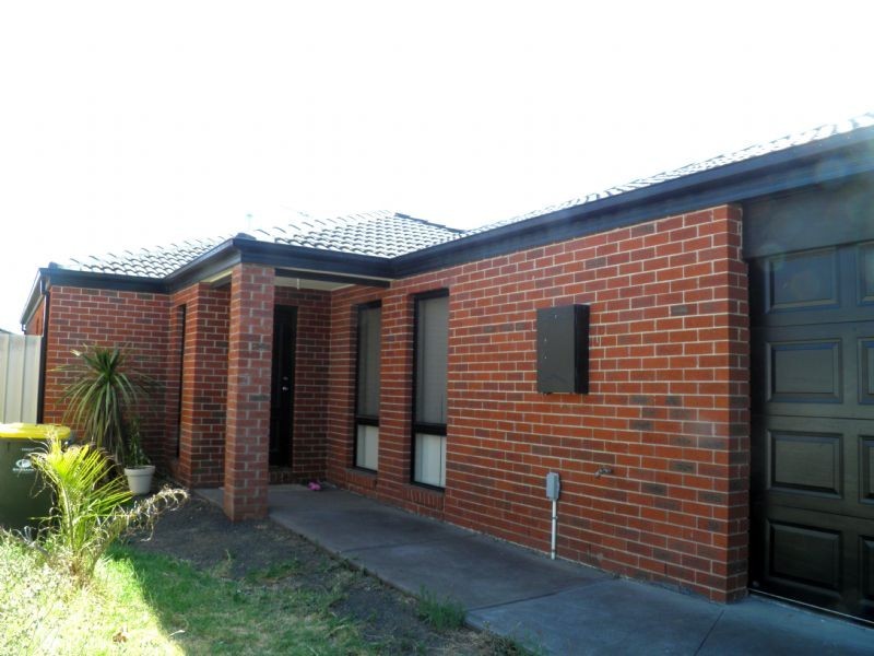 12 Feldspar Close, St Albans VIC 3021