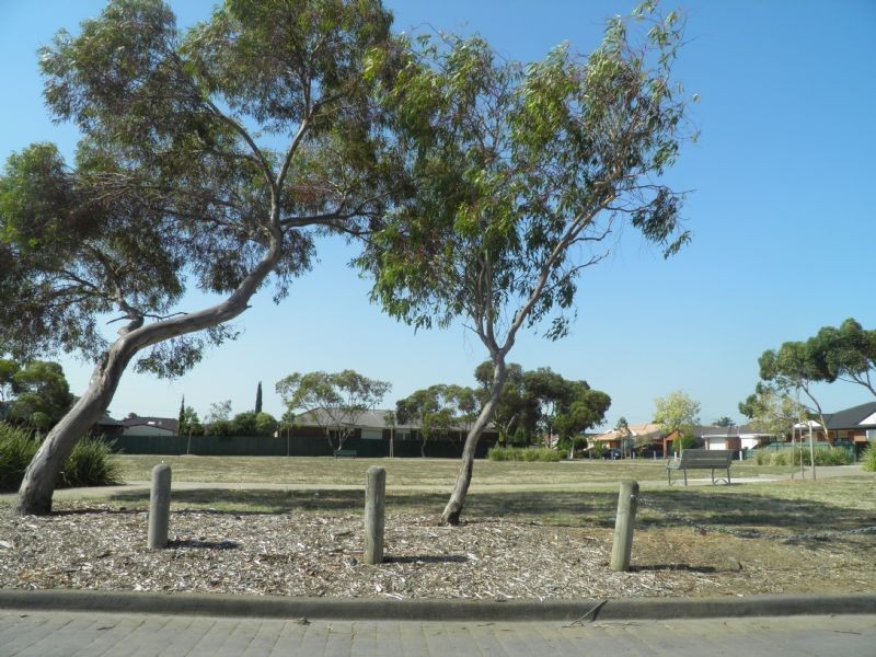 12 Feldspar Close, St Albans VIC 3021