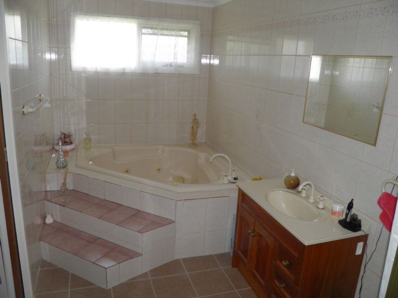 6 Lisbon Court, Kings Park VIC 3021