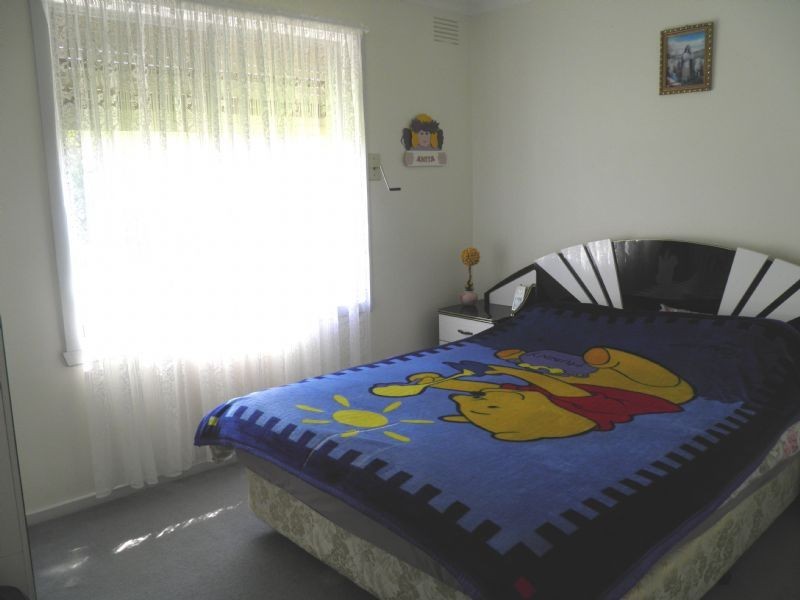 43 LOIS STREET, St Albans VIC 3021