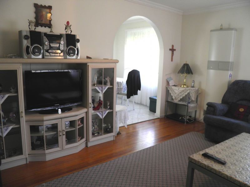 43 LOIS STREET, St Albans VIC 3021