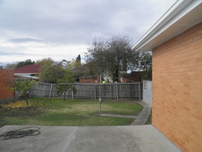 72 Stradbroke Drive, St Albans VIC 3021