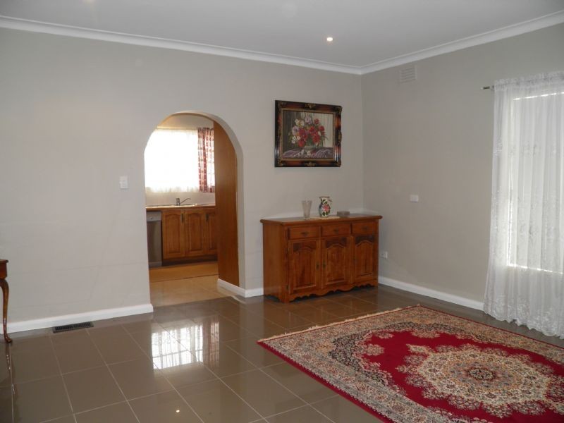 1/56 Perret Avenue, St Albans VIC 3021