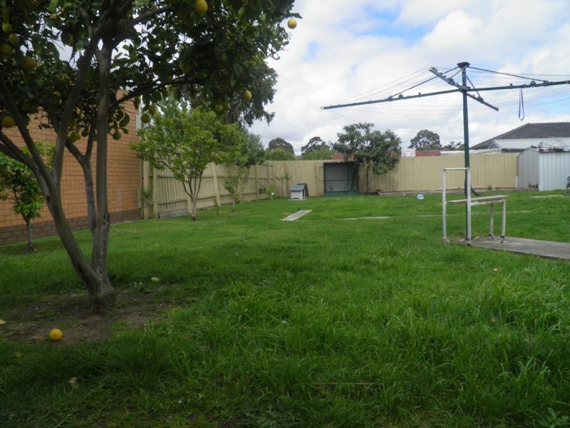 25 Rhodes St, St Albans VIC 3021