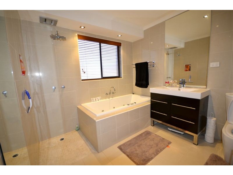 2/66 Kurung Drive, Kings Park VIC 3021