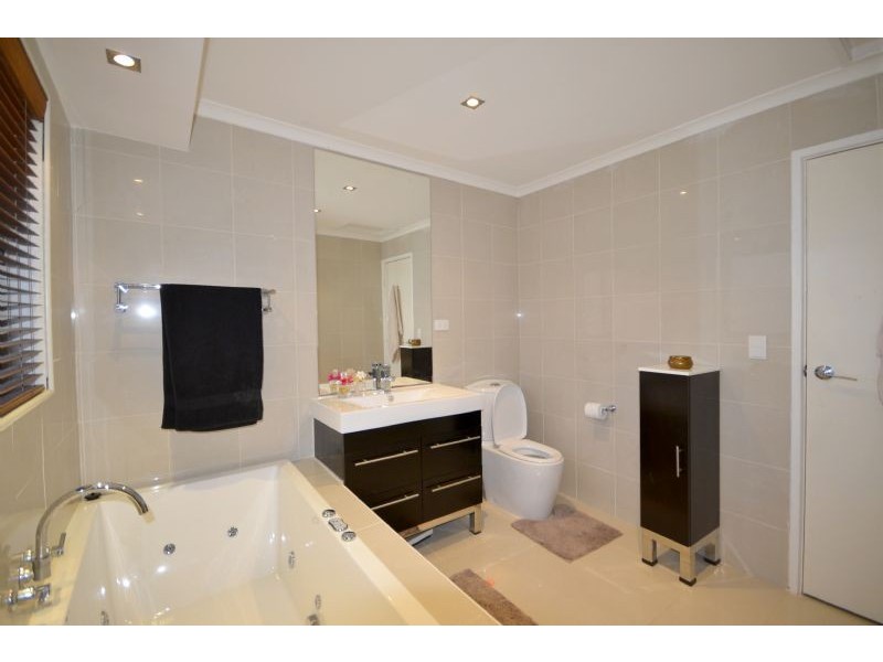 2/66 Kurung Drive, Kings Park VIC 3021