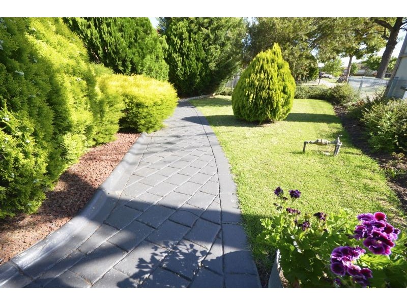 6 Camelot Drive, St Albans VIC 3021