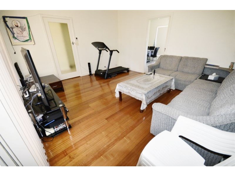 8 Oberon Avenue, St Albans VIC 3021