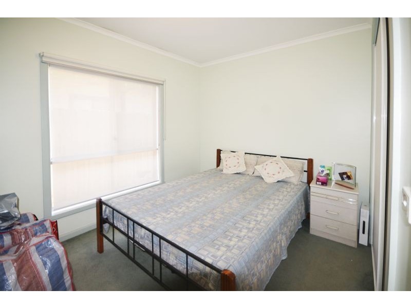 8 Oberon Avenue, St Albans VIC 3021